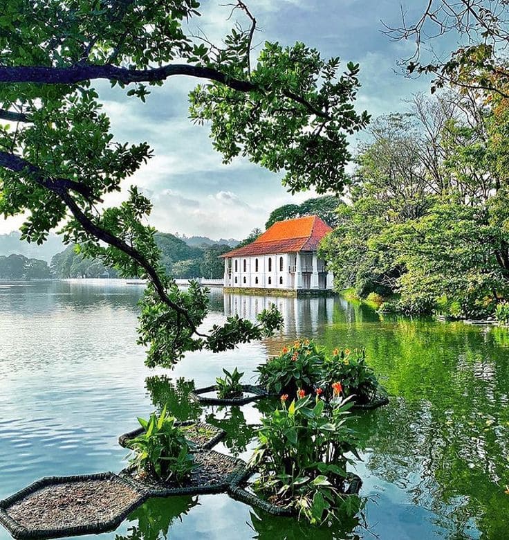 Kandy Lake Round Sri Lanka Miracle Planets